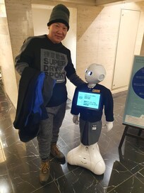 Lobby hotel dengan robot yg bisa bicara dengan bahasa inggris,chinese dan jepang