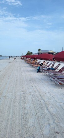 La plage devant. L hotel