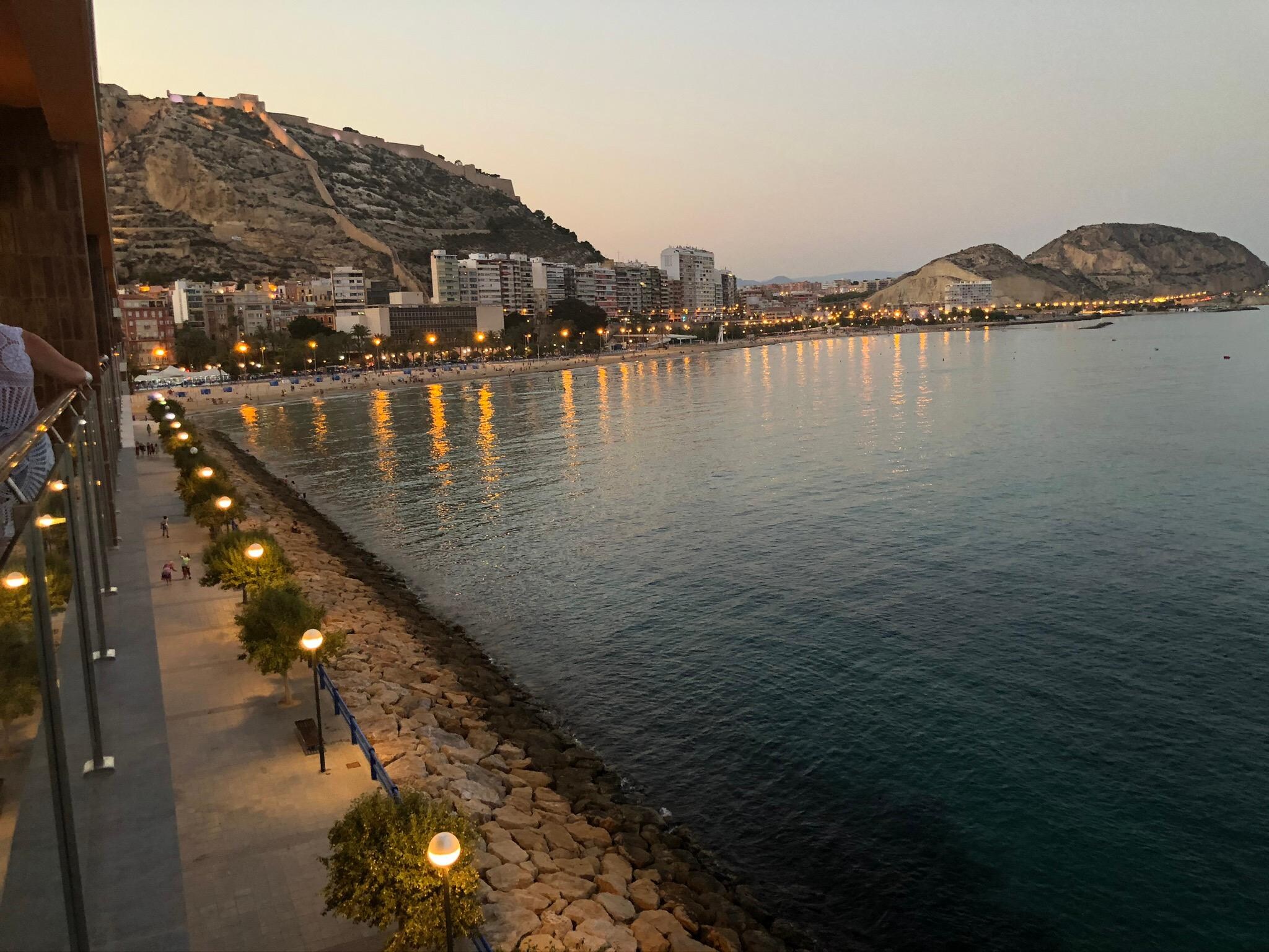 Vista desde la terraza de la playa del Postiguet al amanecer