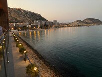 Vista desde la terraza de la playa del Postiguet al amanecer