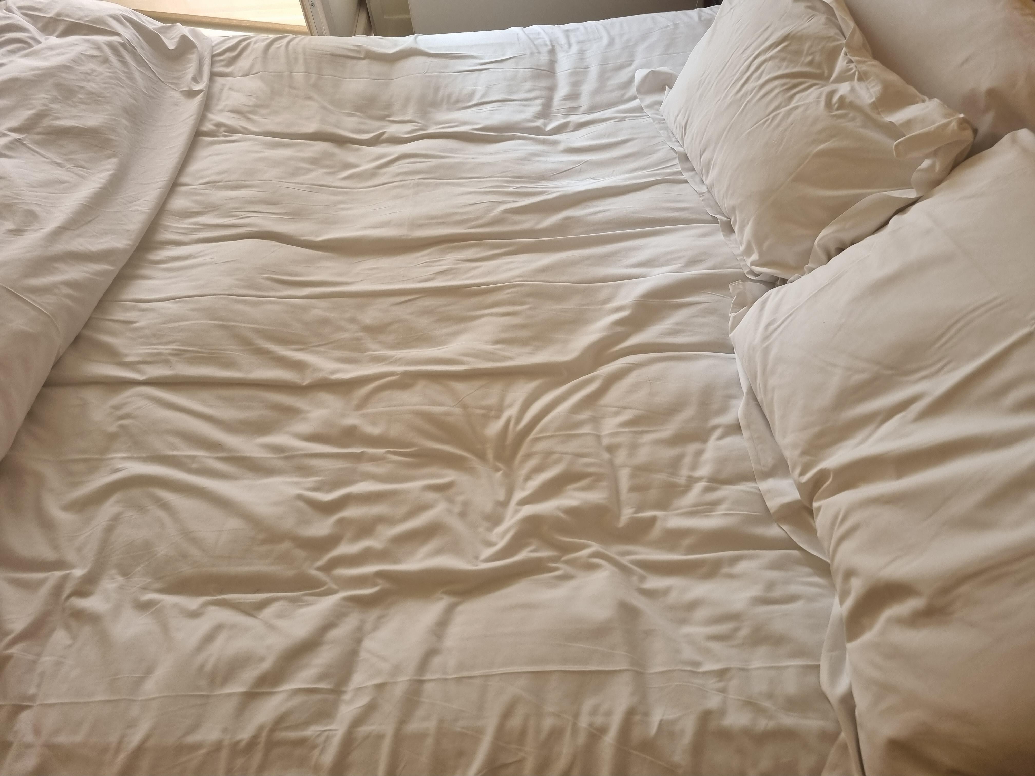 Aspeto da cama, vê-se o afundamento do colchão 