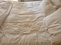 Aspeto da cama, vê-se o afundamento do colchão