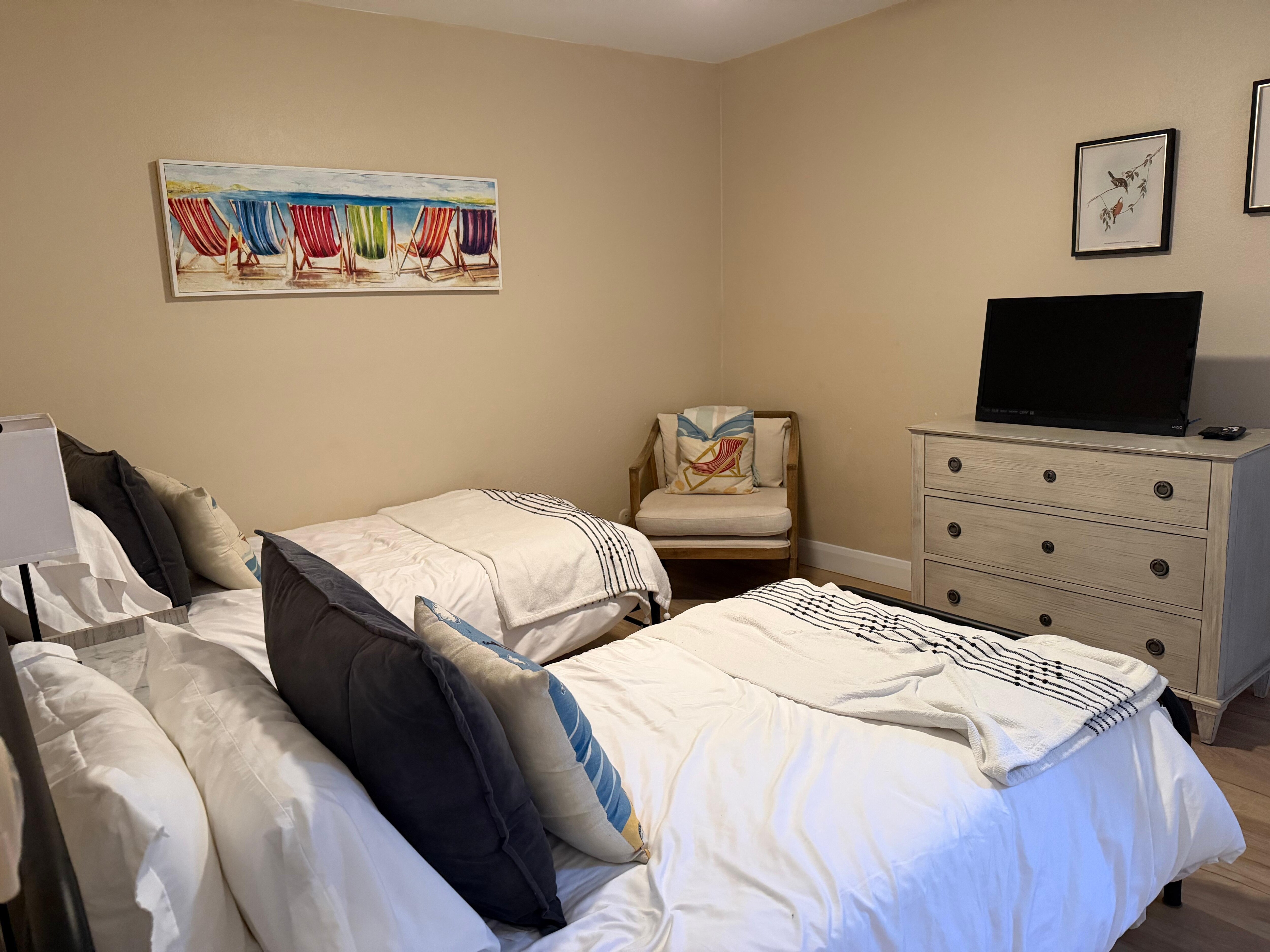 2nd bedroom with twin beds