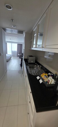 Gut eingerichtet Küche mit Mikrowelle und Grossem Kühlschrank