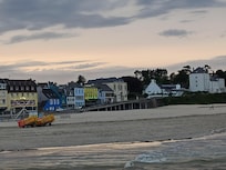 Vue de l'immeuble situĂ© Ă cĂŽtĂ© d'une crĂȘperie