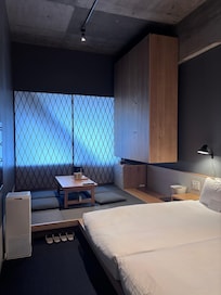 Hotel room with futon style ed
