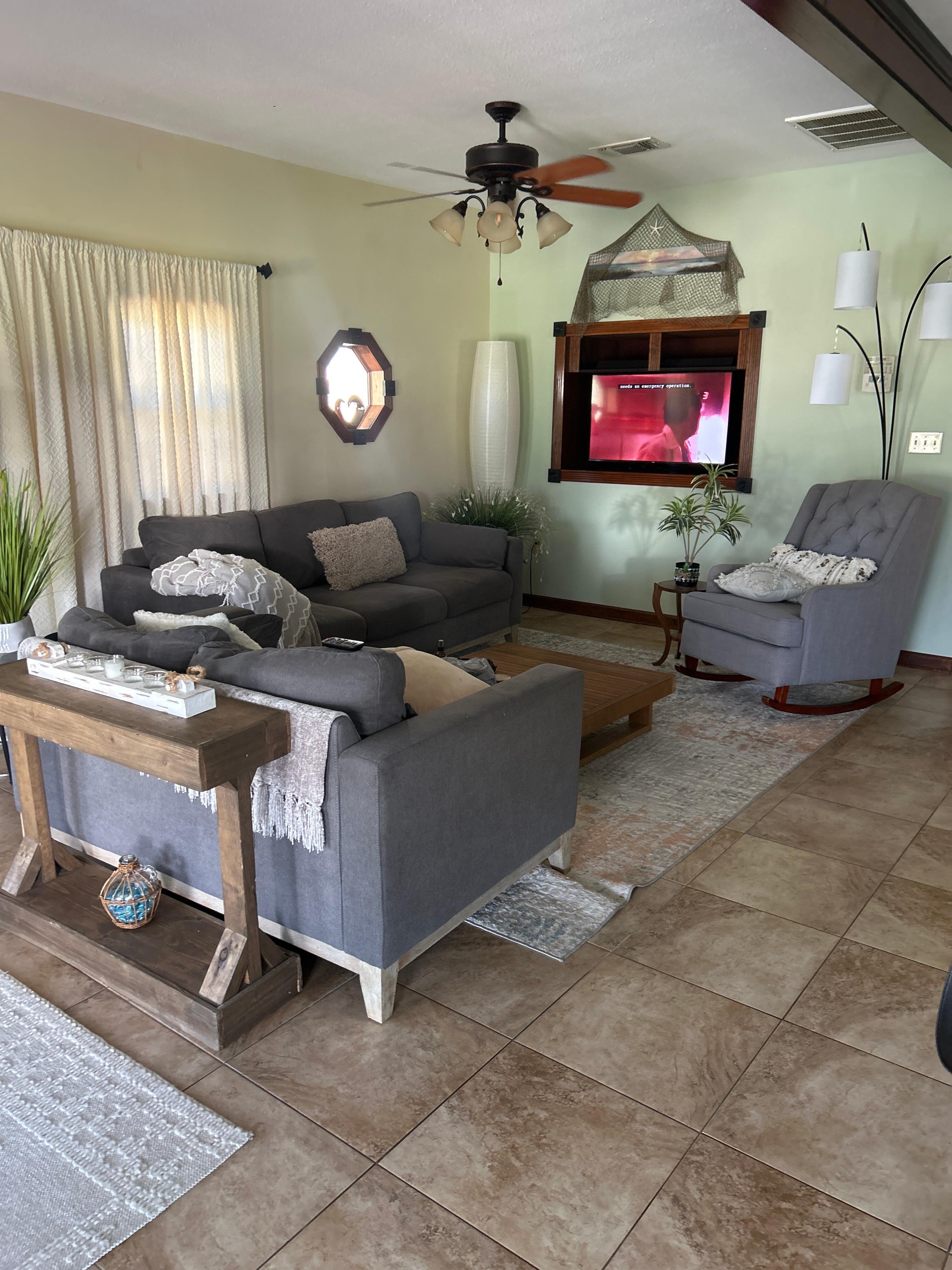 The pictures online was just as it was and the place was clean and cozy. My wife and I enjoyed it.
