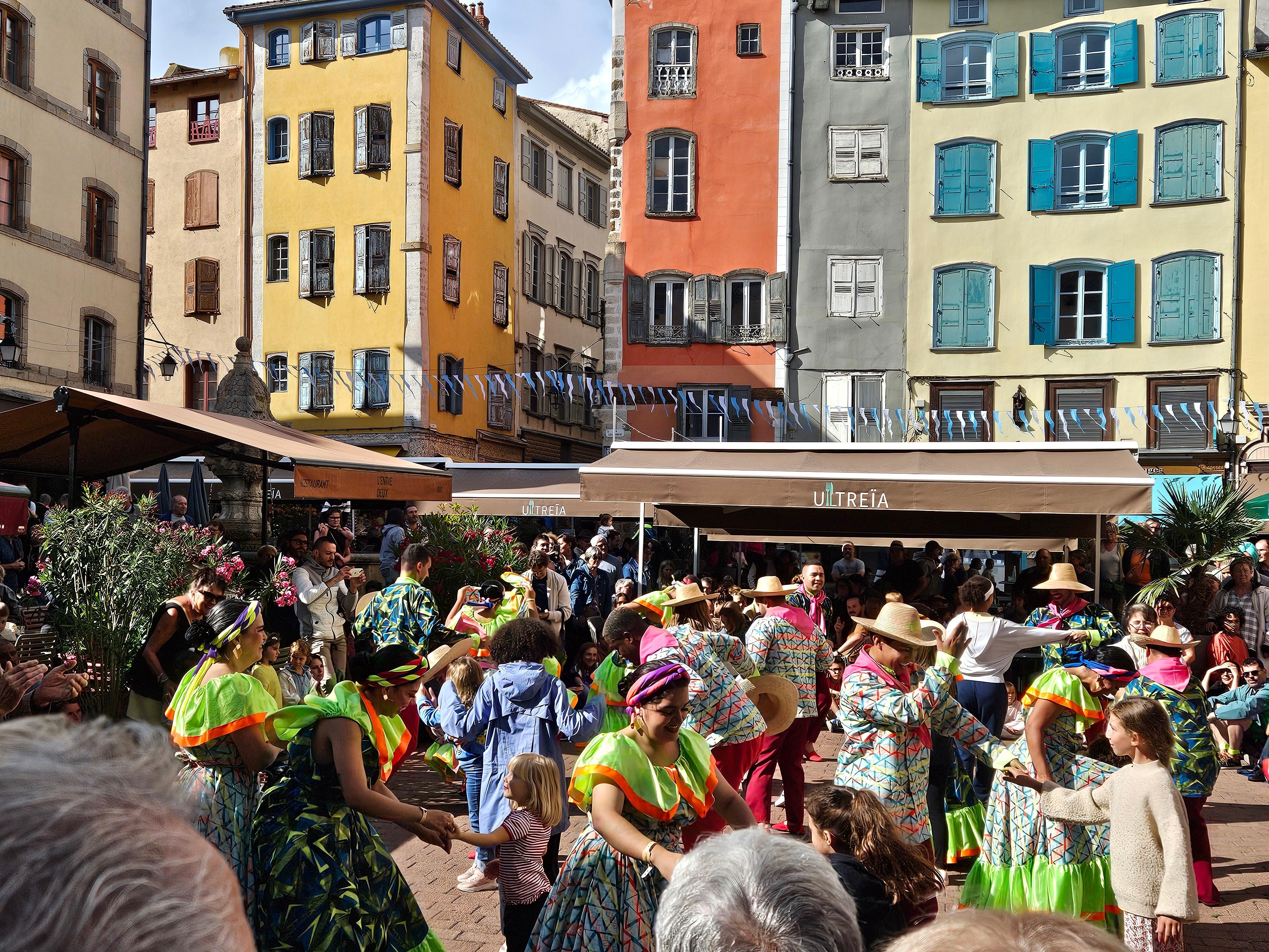 Danse folklorique de la Colombie au Puy.
