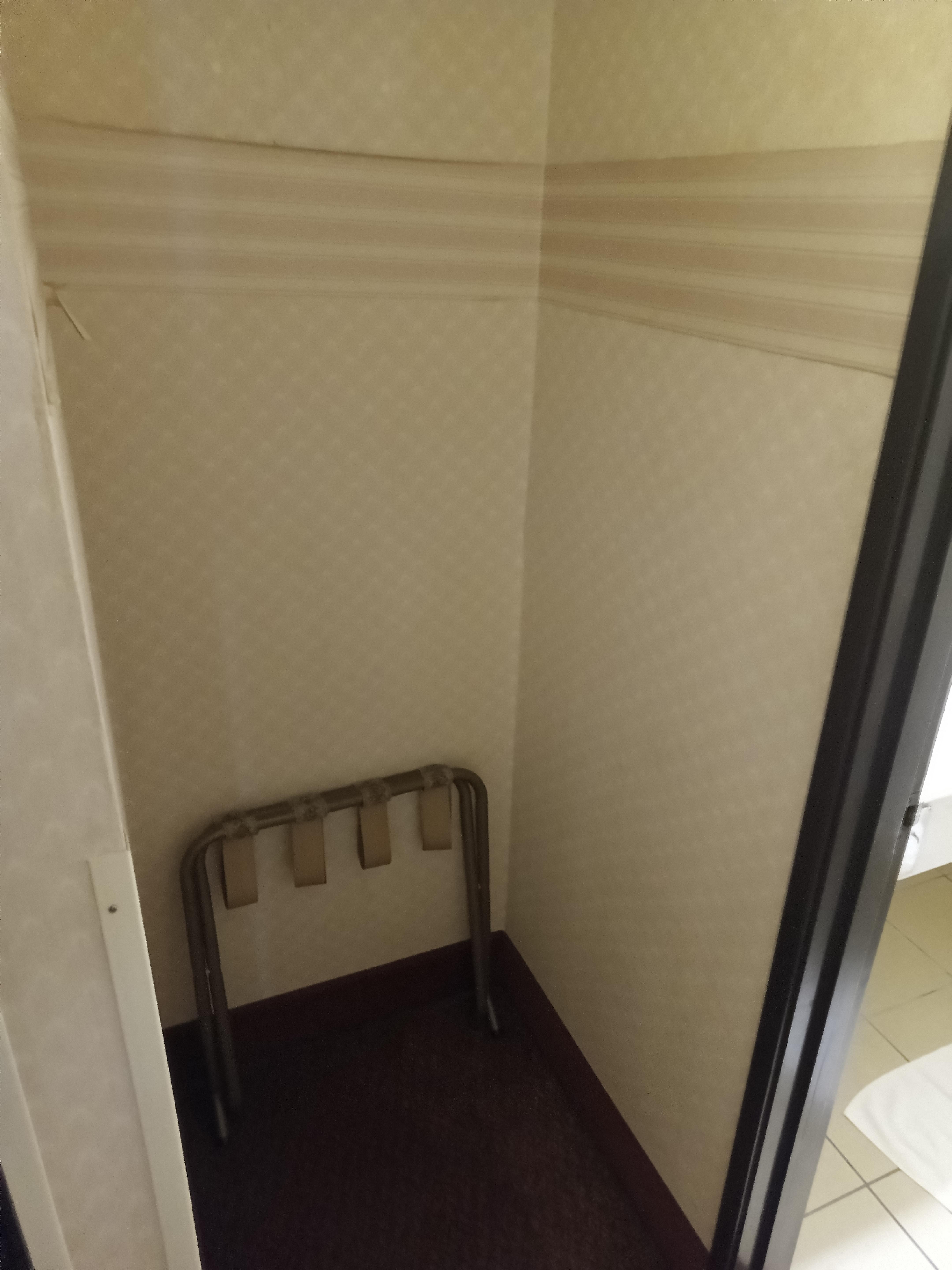 Papier qui se décolle, pas de baguette de seuil de porte à l'entrée de la salle de bain.
Chambre et hôtel à refaire entièrement.