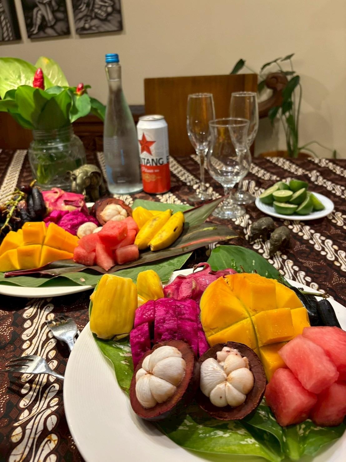 近所のスーパーでフルーツを買ってパーティー🎉