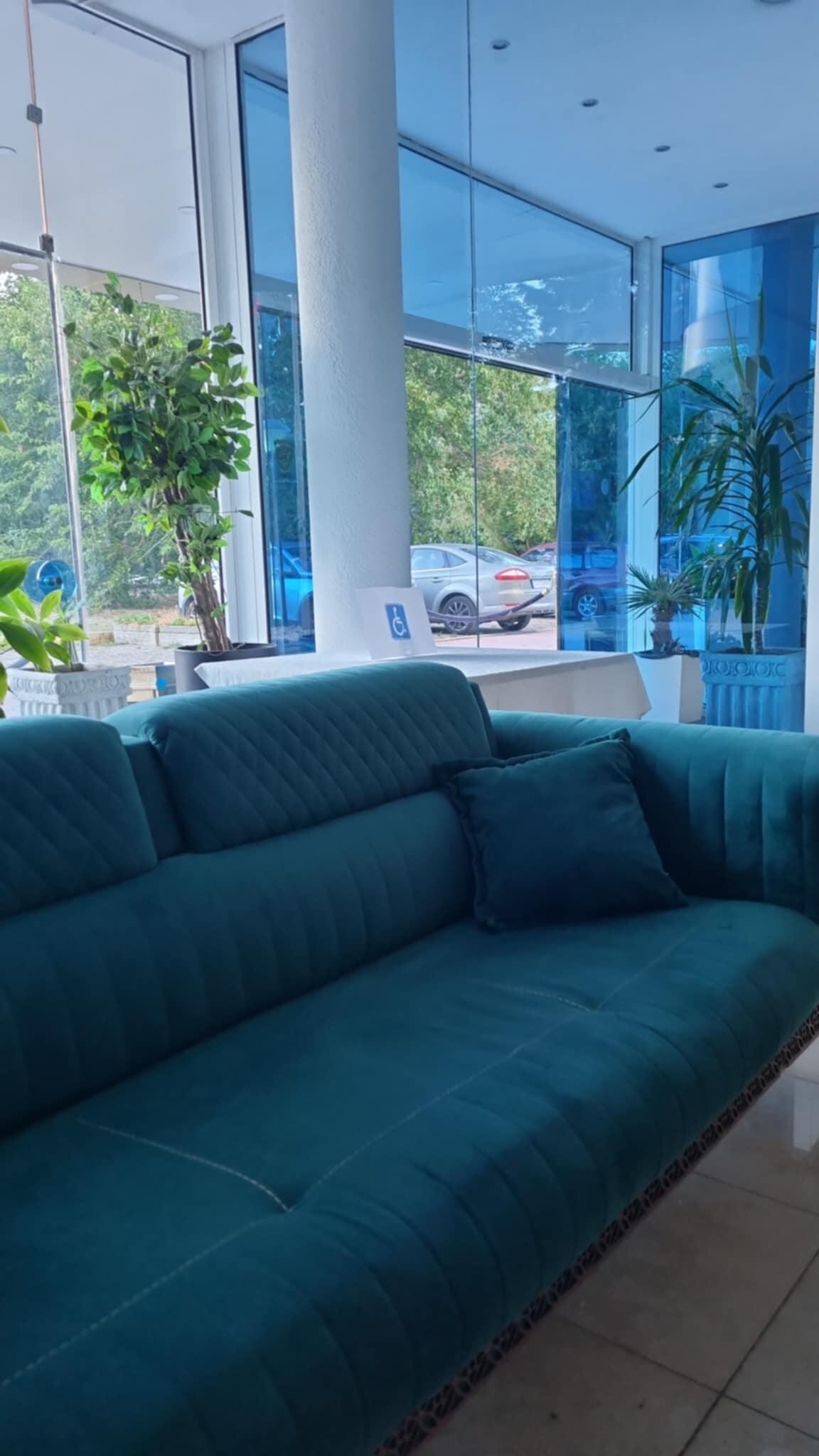 Der Eingang ist in blau gehalten Form vom meer