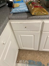 Knob missing to the utensil drawer.  Very limited utensils.  Not even a sharp knife.  Some plastic utensils.  Unsatisfactory.