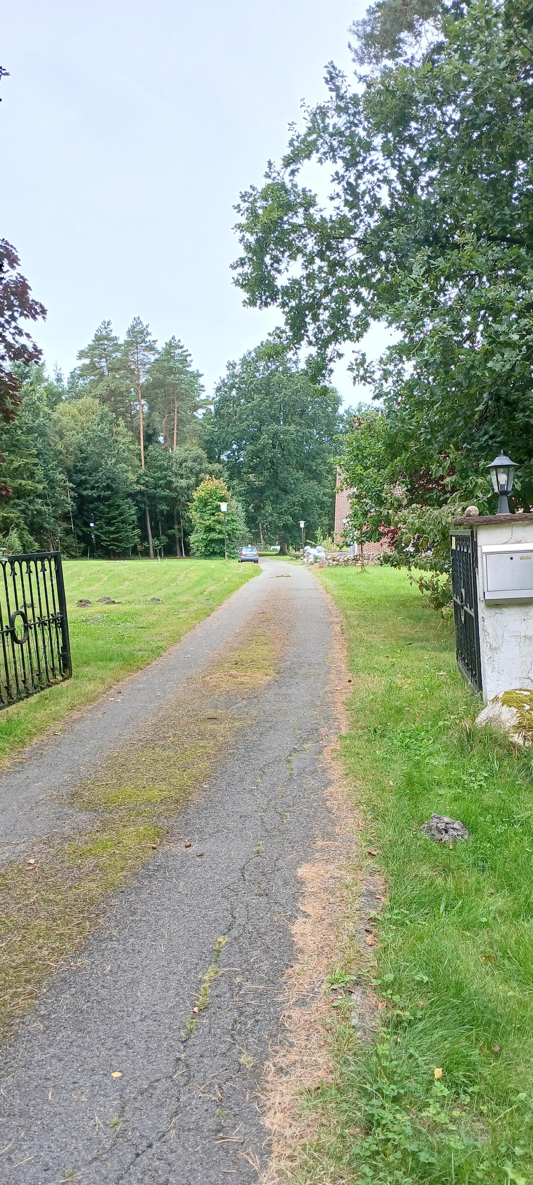 Großes eingezäunten Grundstück.
