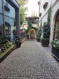 Way to the rooms.
