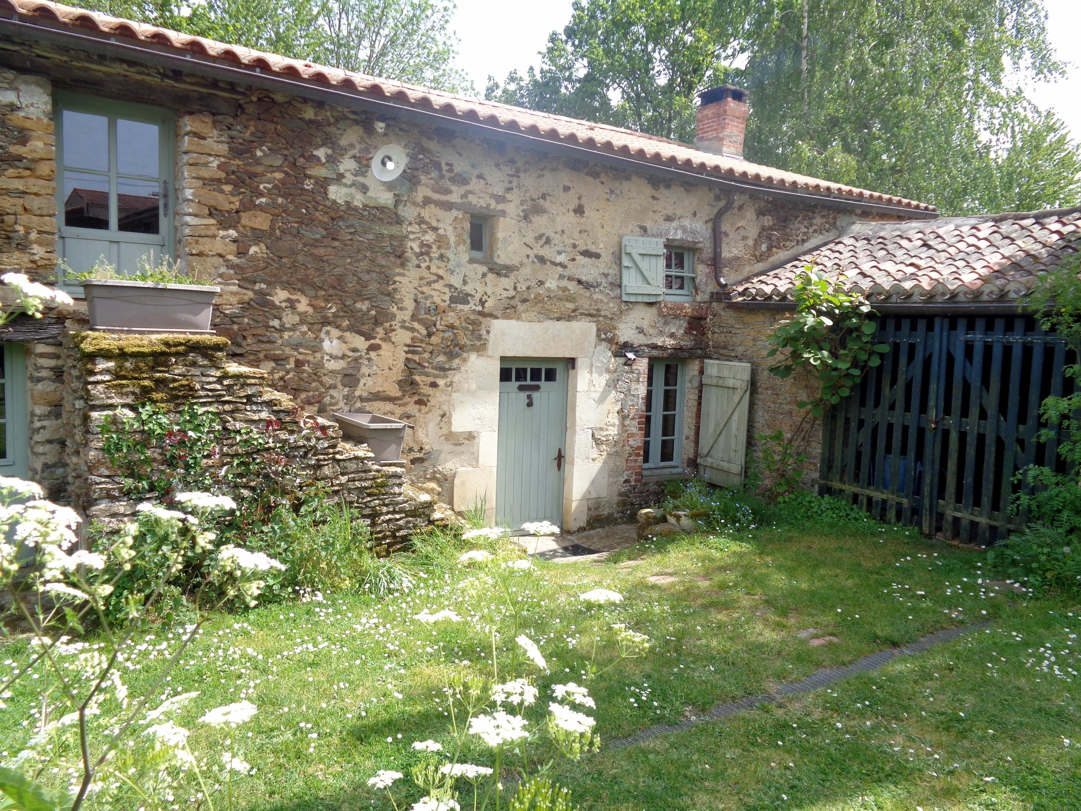 Entrée du gîte Sabotier. Le parking est à 100 mètres
