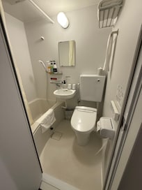 ウォシュレット付きです!歯ブラシ、部屋着はフロントで貰います!