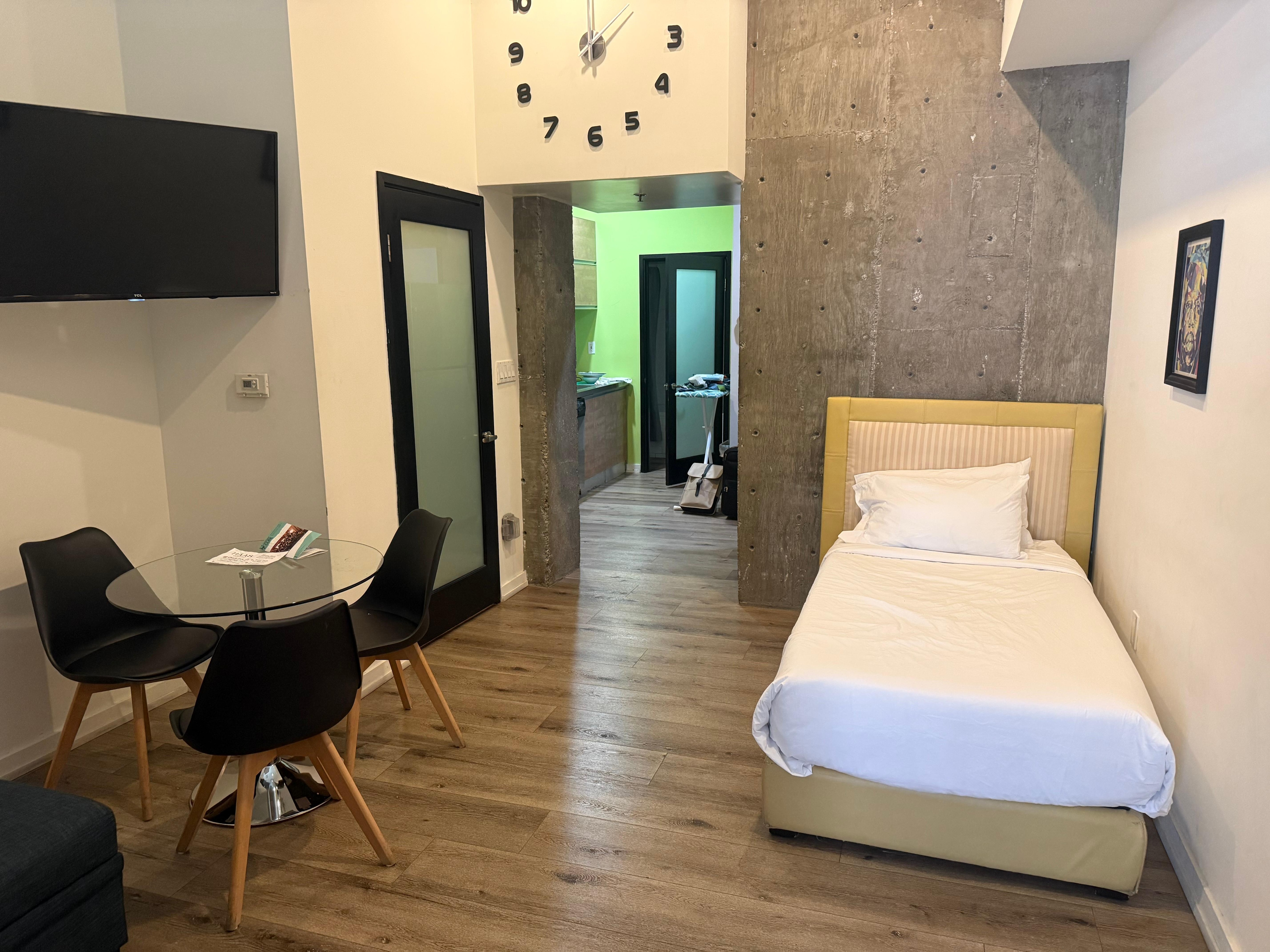 I love single beds so this extra was cherry on top! Plus the clock. Cool!