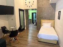 I love single beds so this extra was cherry on top! Plus the clock. Cool!