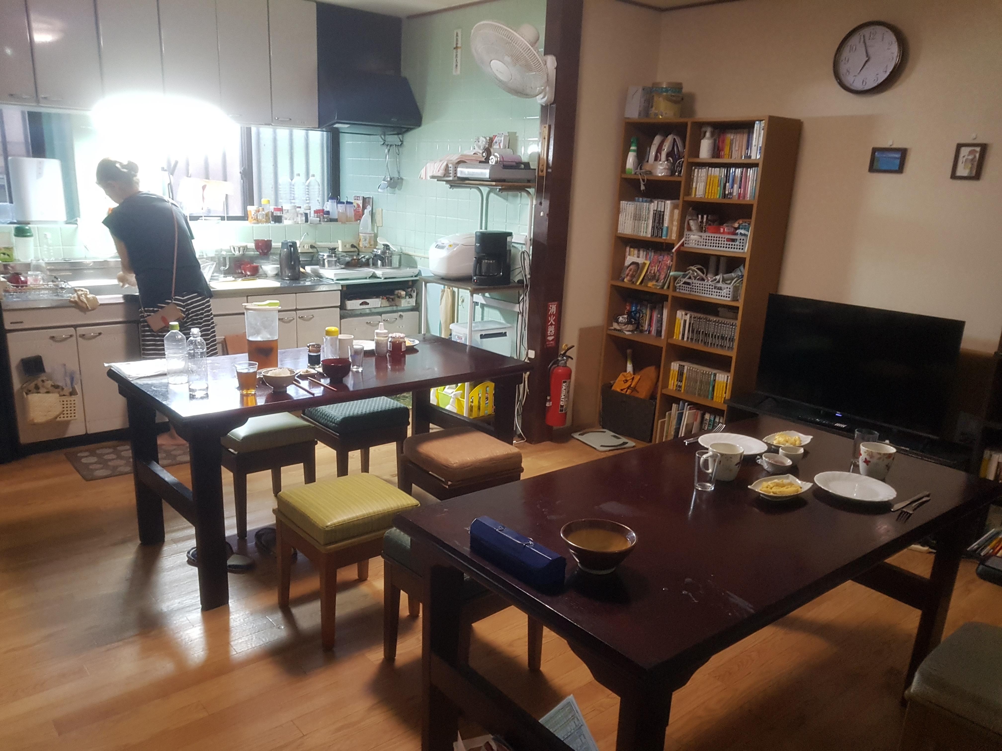 여기서 아침식사하구  저녁엔  요리해서 술도 마십니다.