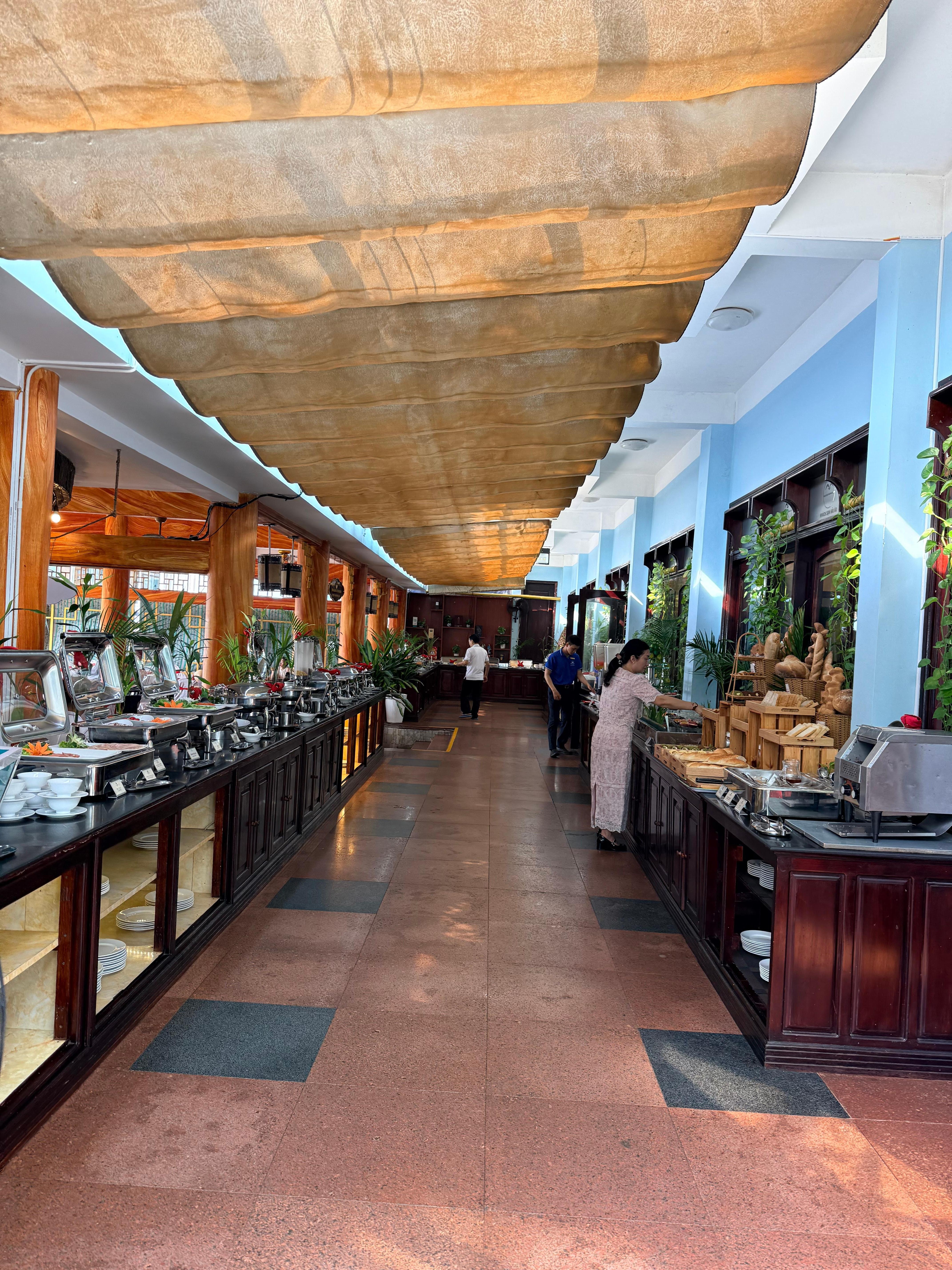 Tons of food choice for breakfast 