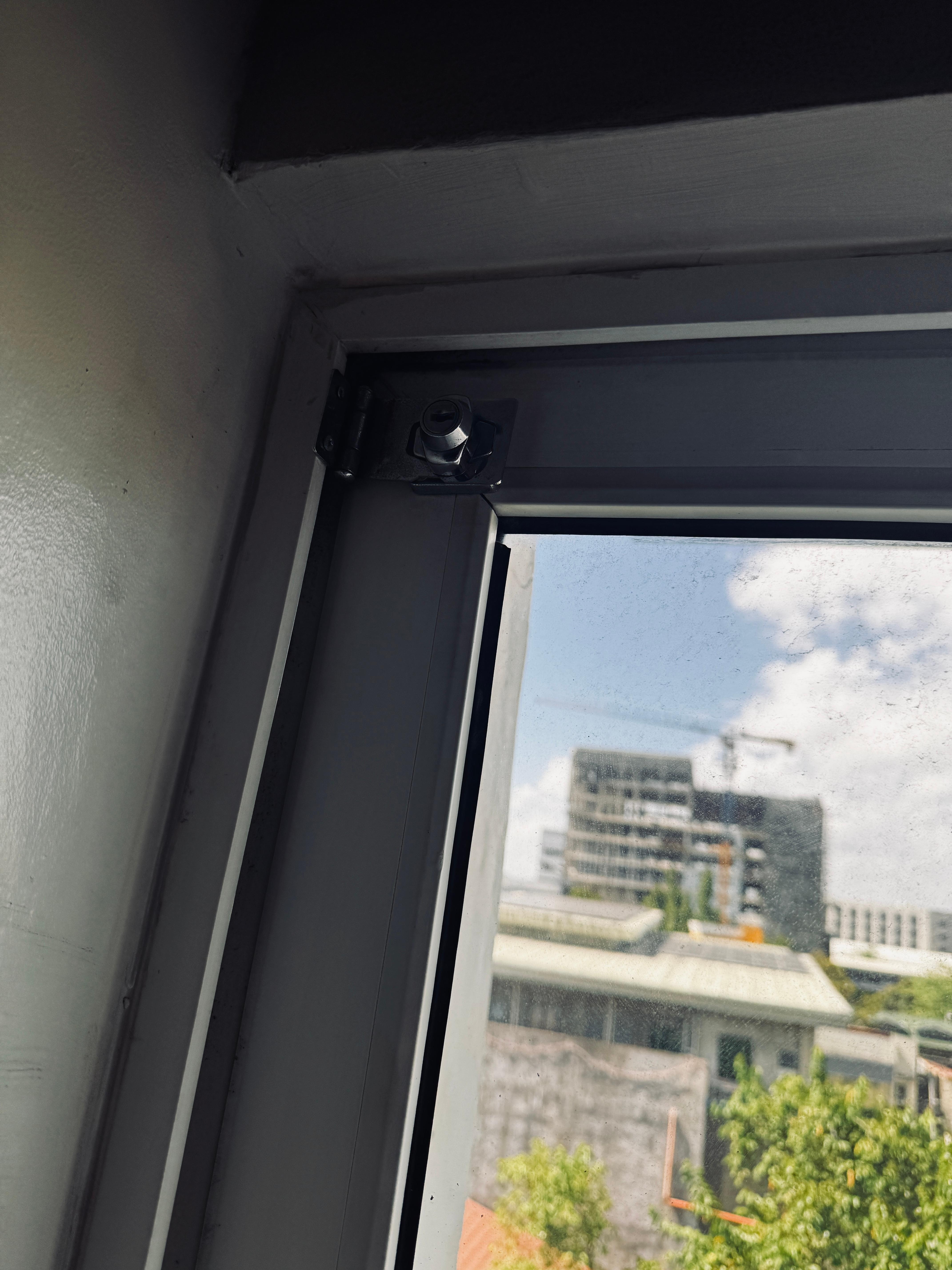 Unaccessible Balcony (w/lock)