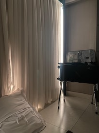 A cortina com a gambiarra de lona preta 5 horas da manhã, claridão total no quarto.