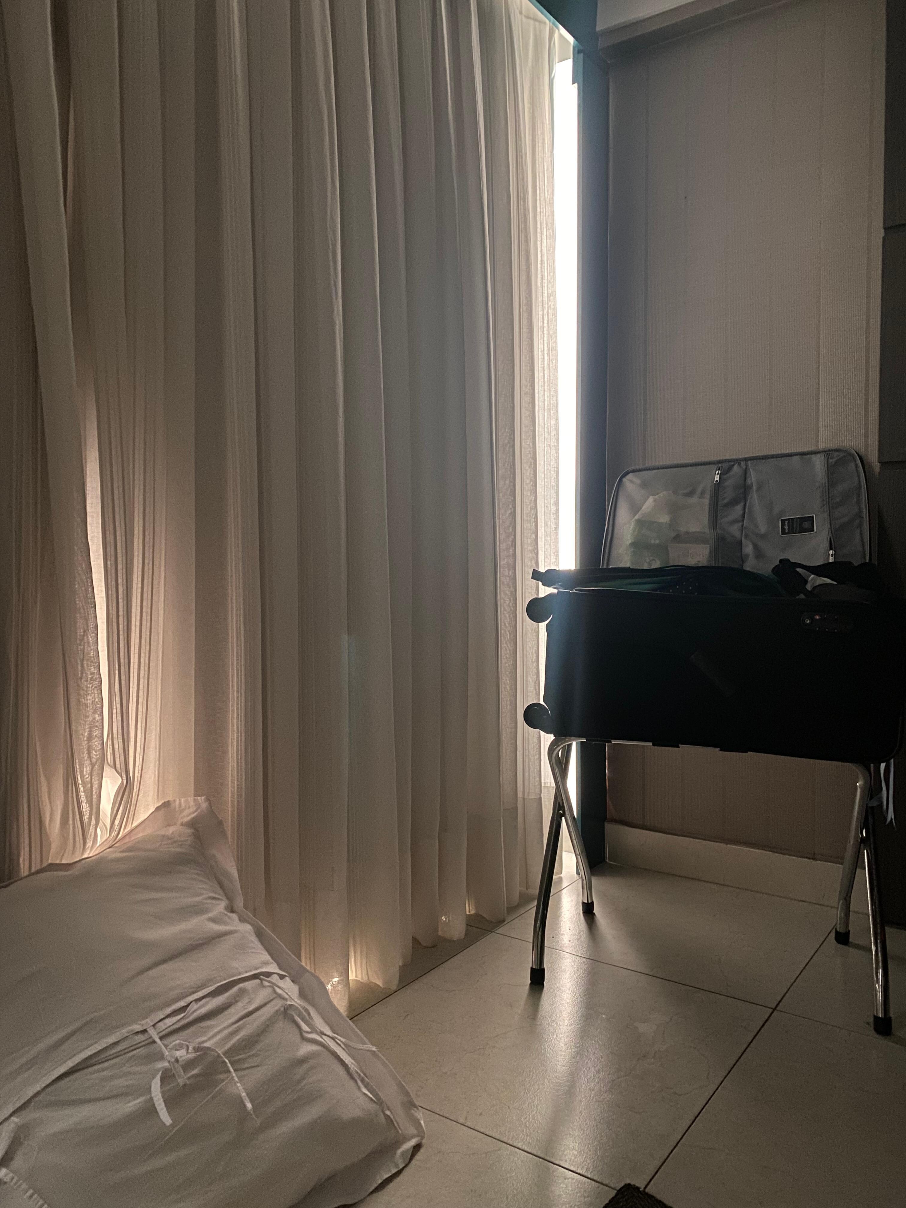 A cortina com a gambiarra de lona preta 5 horas da manhã, claridão total no quarto. 