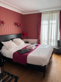 Bedroom I stayed in. Great window opens to enjoy city sounds. Closed room was very wuiet