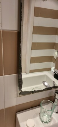 Miroir avec bords abimés