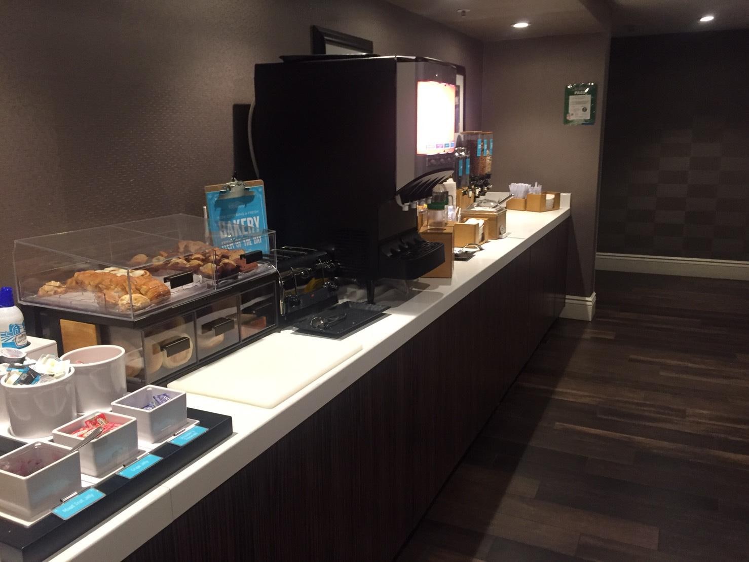 This is a beverage maker, but I haven't used it.I drink milk or juice.He can let travelers make muffins, which is very new to me, because I haven't seen it in Taiwan.
