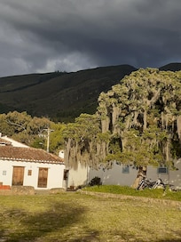 Très belle ville. Maison basse.ce ciel juste avant un peu de pluie
