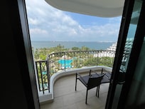 面對着一個咁靚嘅海景,的確係可以令你放鬆一切,晚上見到喺泳池玩嘅人及夜晚嘅五光十色泳池景,你自然都會開心啲