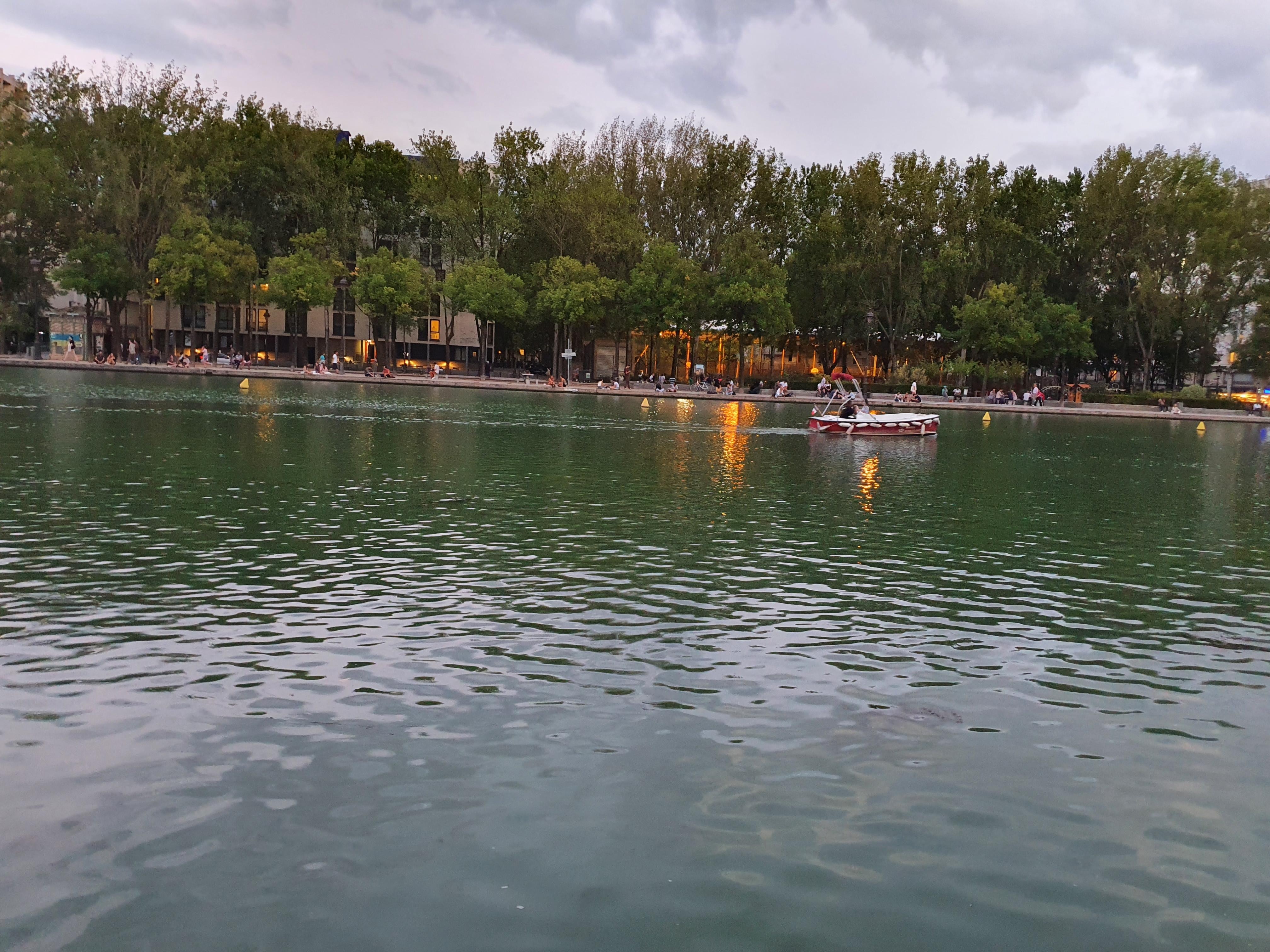 Vue du canal surl'hitel illuminé