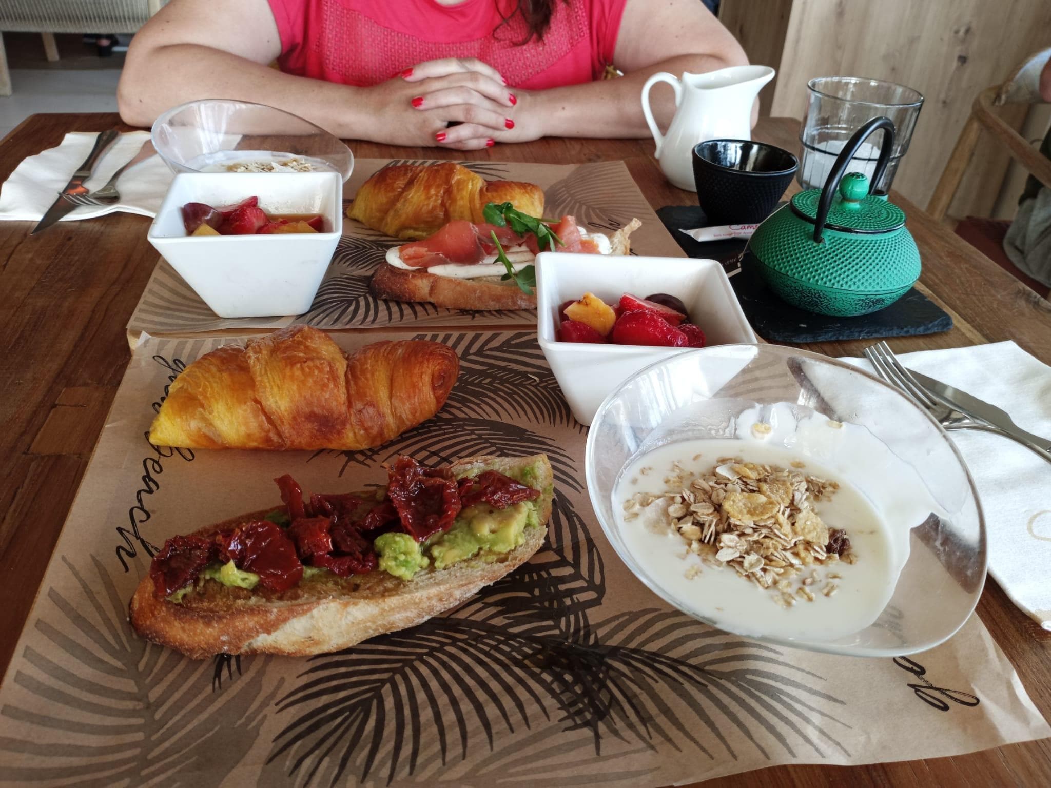 Desayuno para los clientes del hotel, abundante y muy bueno