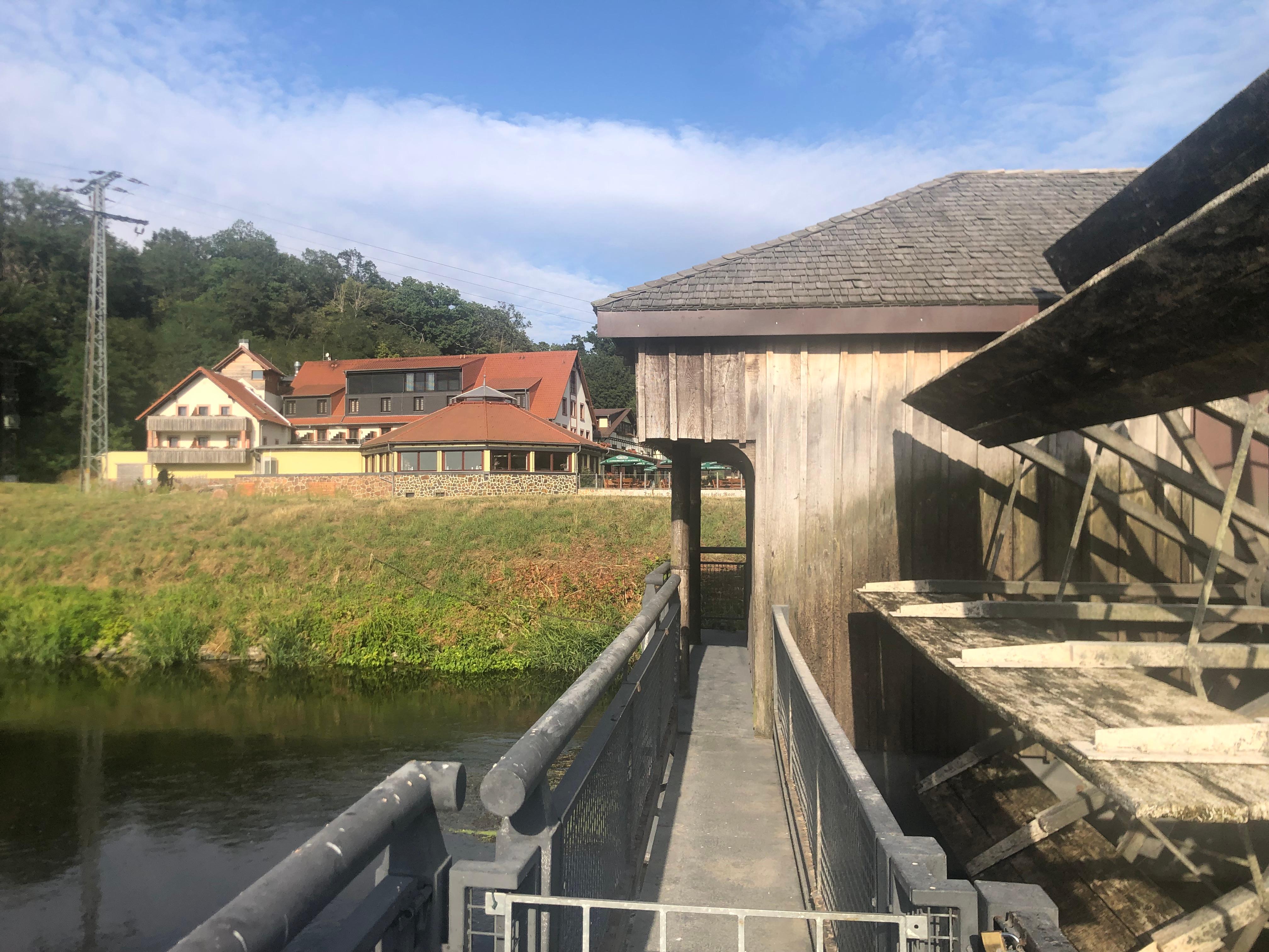 Hotellet set fra det flydende møllemuseum på floden lige foran