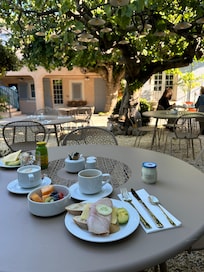 Frukost i underbar trädgårds miljö!