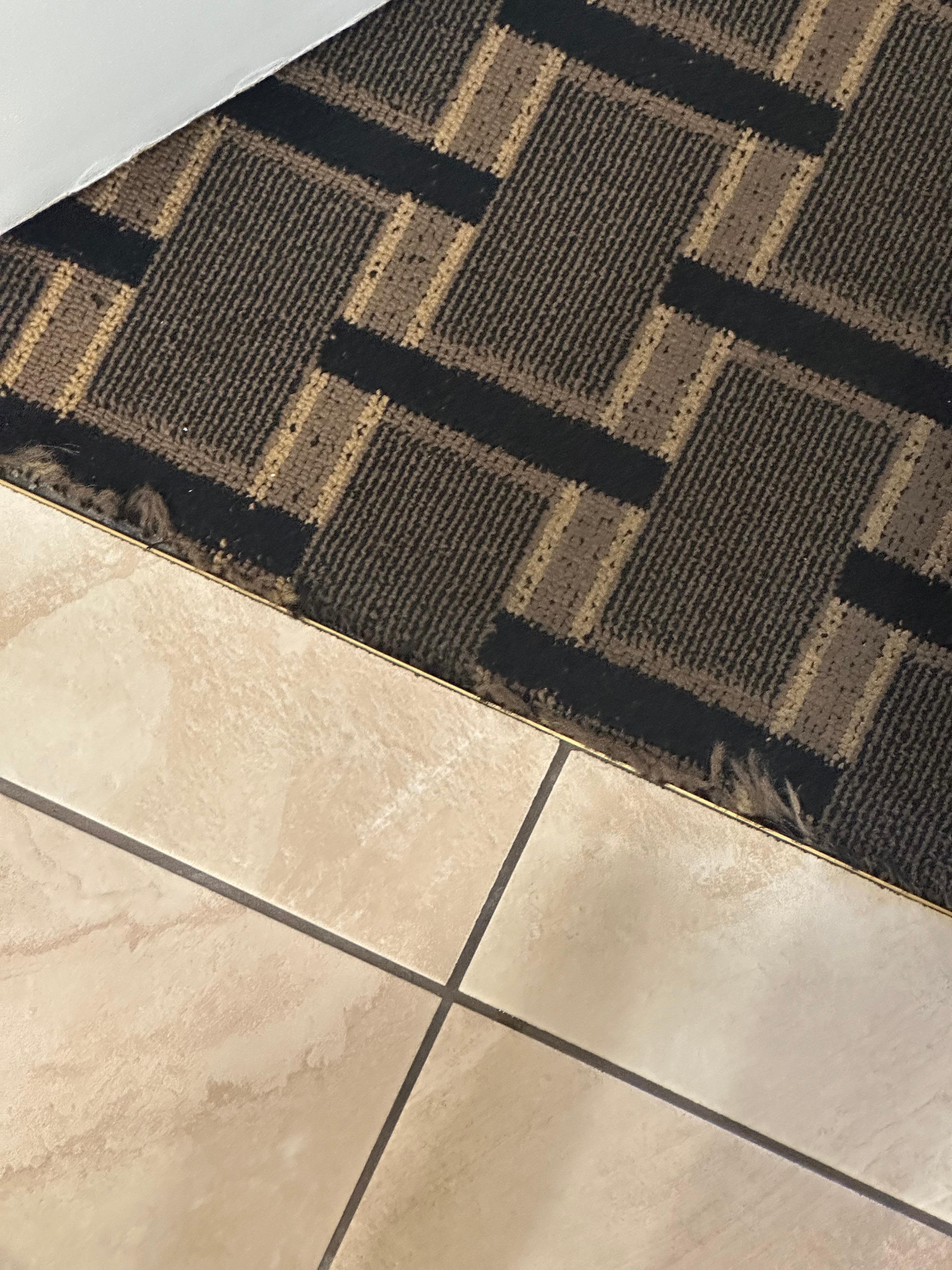 Alfombra vieja y con olor a humedad