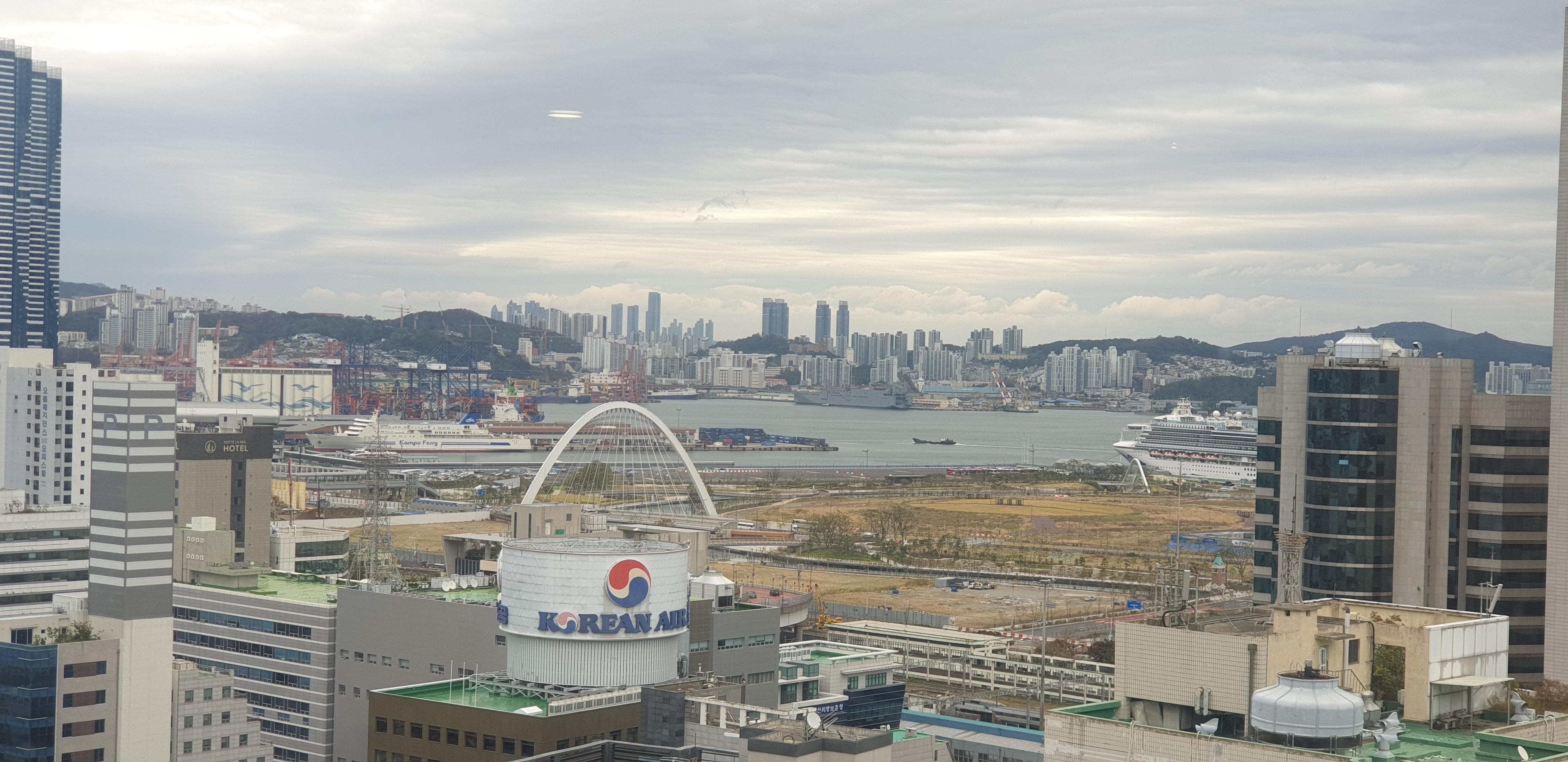 12층 객실에서 부산항 전망