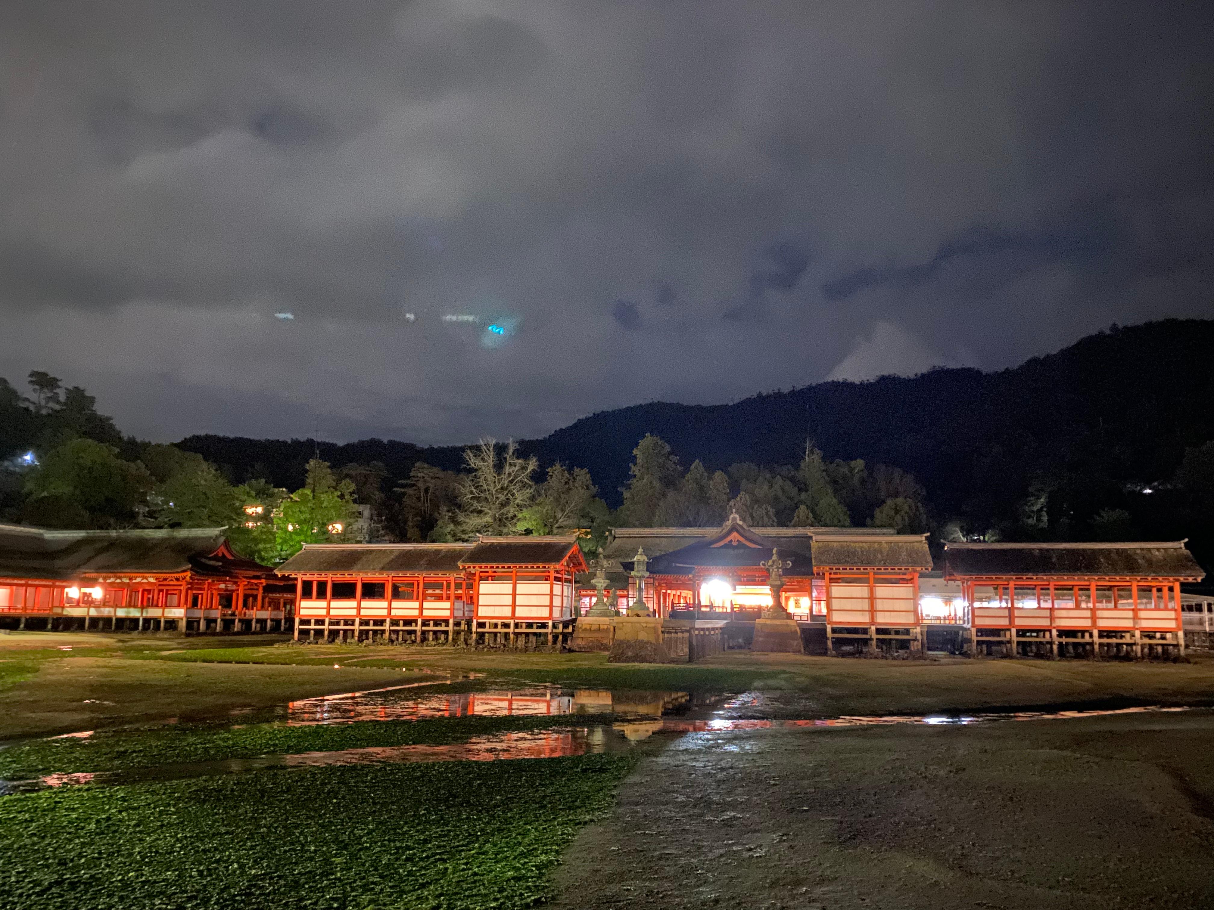 夜の厳島神社