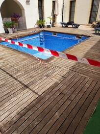 Pool closed. Should not be marketed as a hotel with pool.