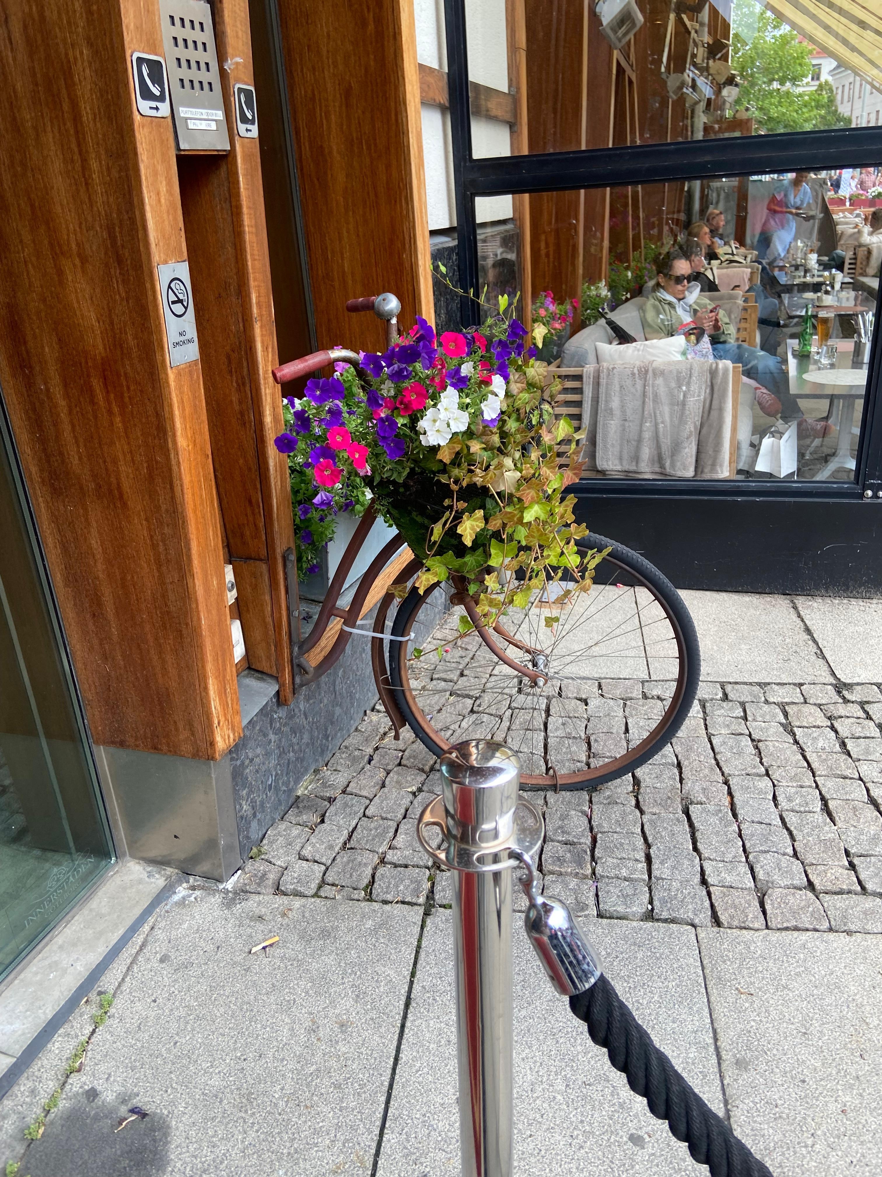 Vi blev mødt af kreative blomsterdekorationer ved indgangspartiet