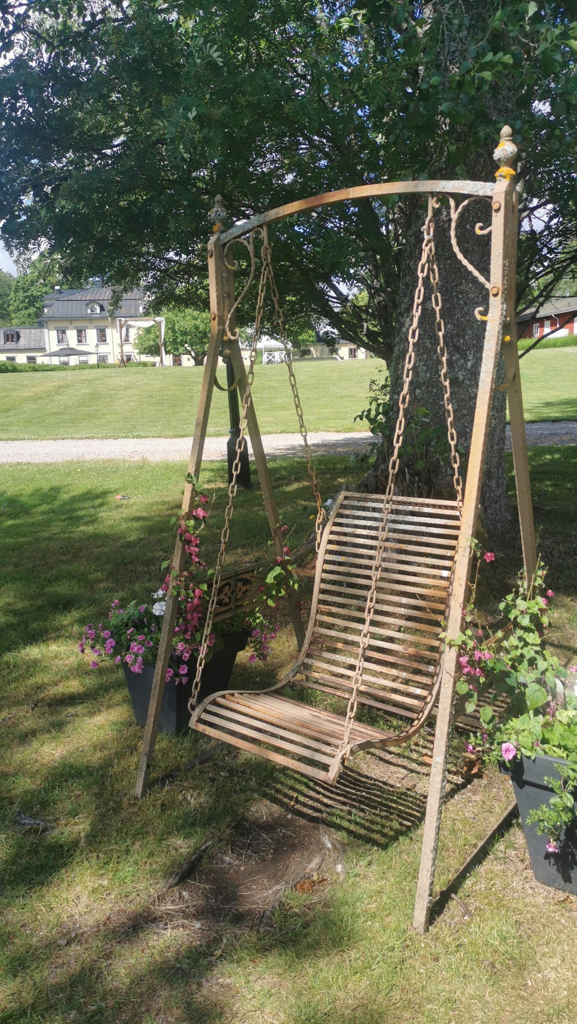 Detalj i hagen nede ved vannet. 