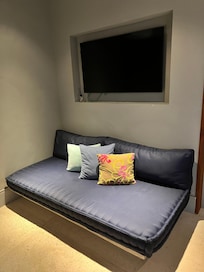 Sofá e TV de dentro do quarto