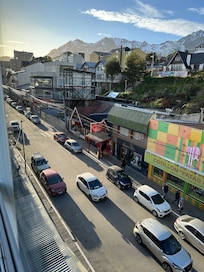 Vista da rua da janela do apartamento