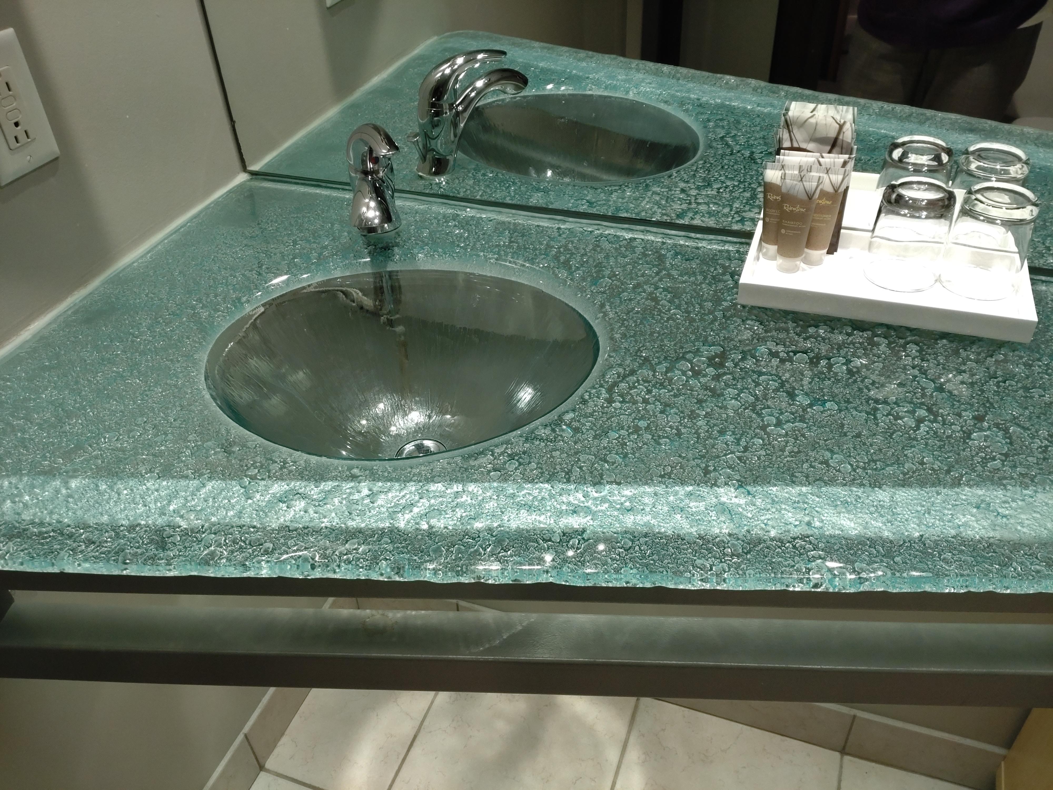 1枚ガラスの洗面台。オシャレで綺麗。