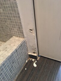 Lagning av fuktskada där färgen lossnat.