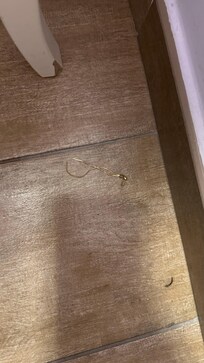 Arete perdido debajo a un lado de la cama