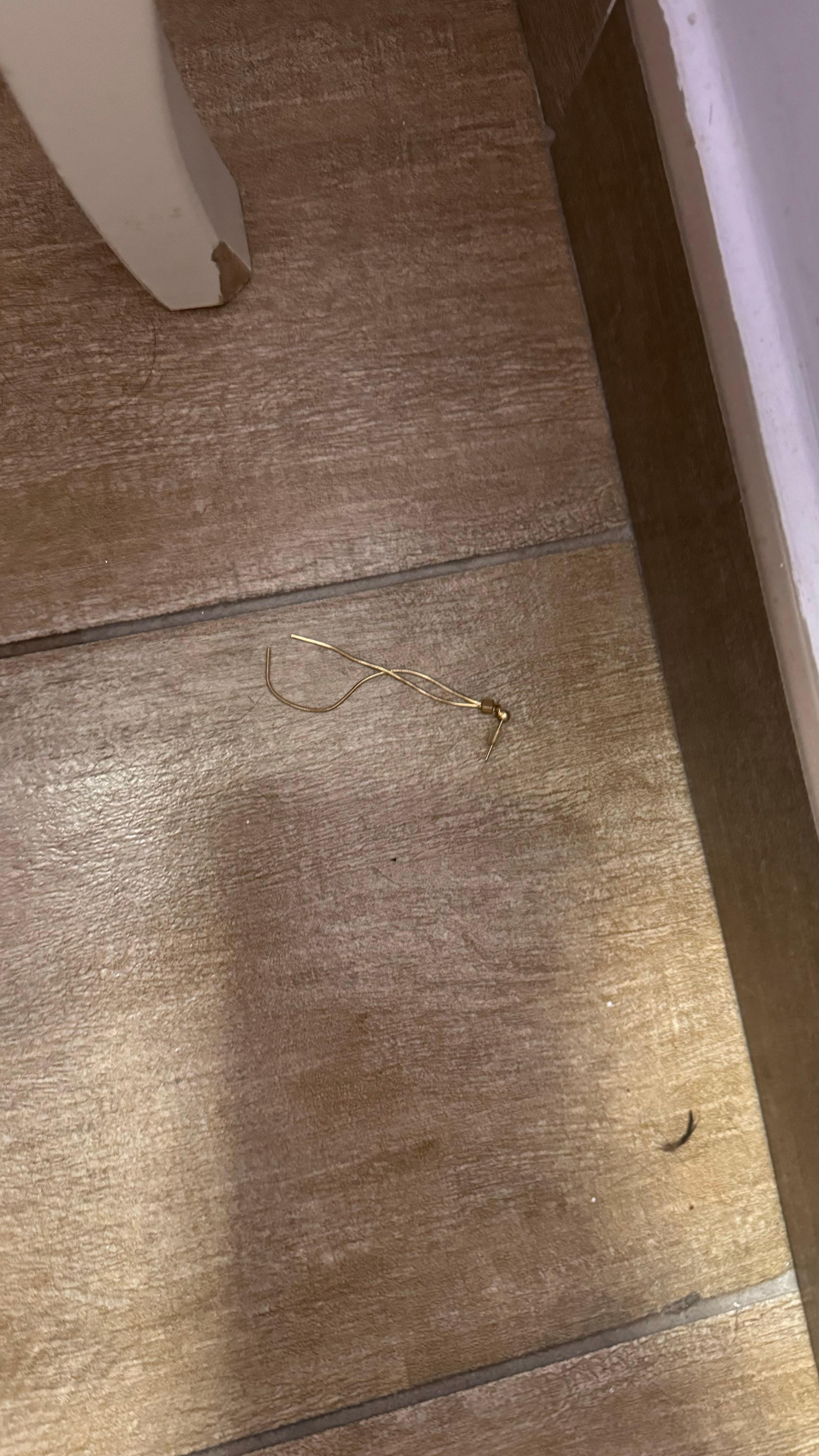 Arete perdido debajo a un lado de la cama