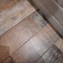Badrummet, smuts på golvet, även svartmögel runt badkaret. Skulle finnas en halkmatta, vart var den?!
