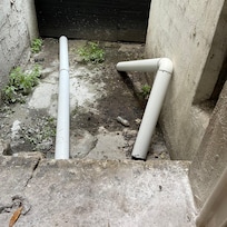 Espace courette juste un étage en-dessous des chambres du rez-de-chaussée.Déplorable.Marchand de sommeil a un prix très élevé !!!